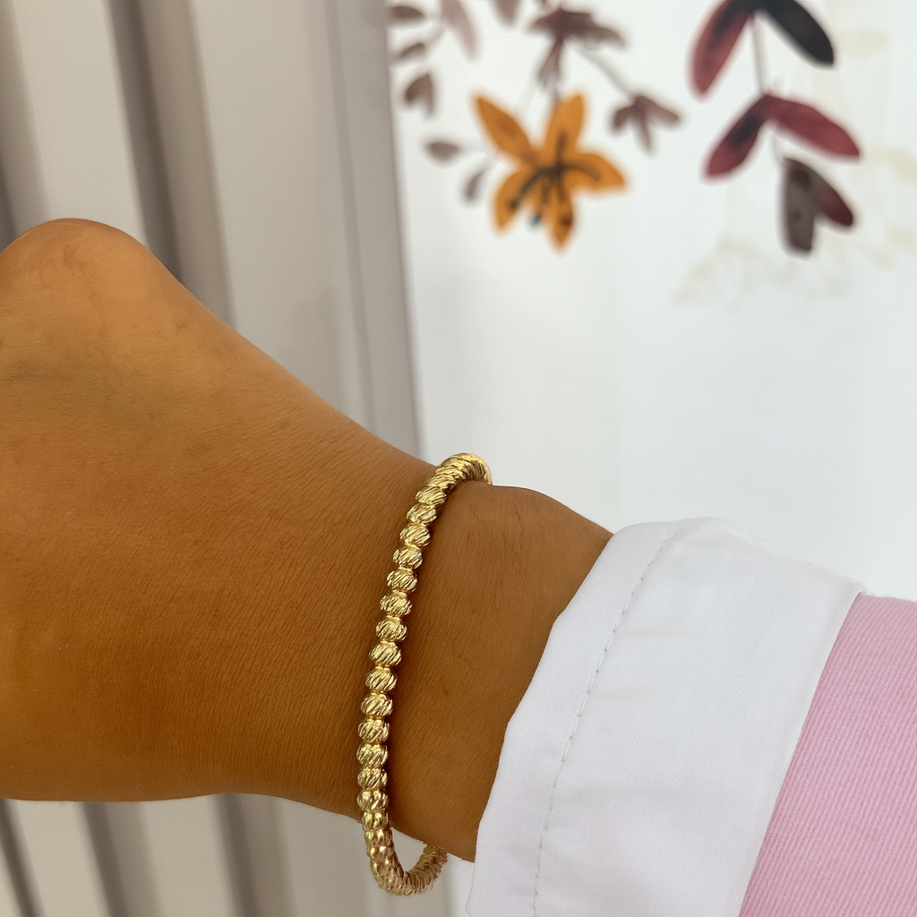 Bracelet jonc June doré porté au poignet - Ordiajade
