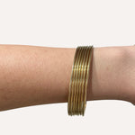Bracelet jonc semainier doré 7 anneaux porté au poignet - Ordiajade