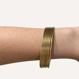 Bracelet jonc semainier doré 7 anneaux porté au poignet - Ordiajade