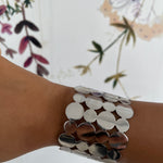 Bracelet manchette Marguerite en acier inoxydable argenté porté au poignet - Ordiajade