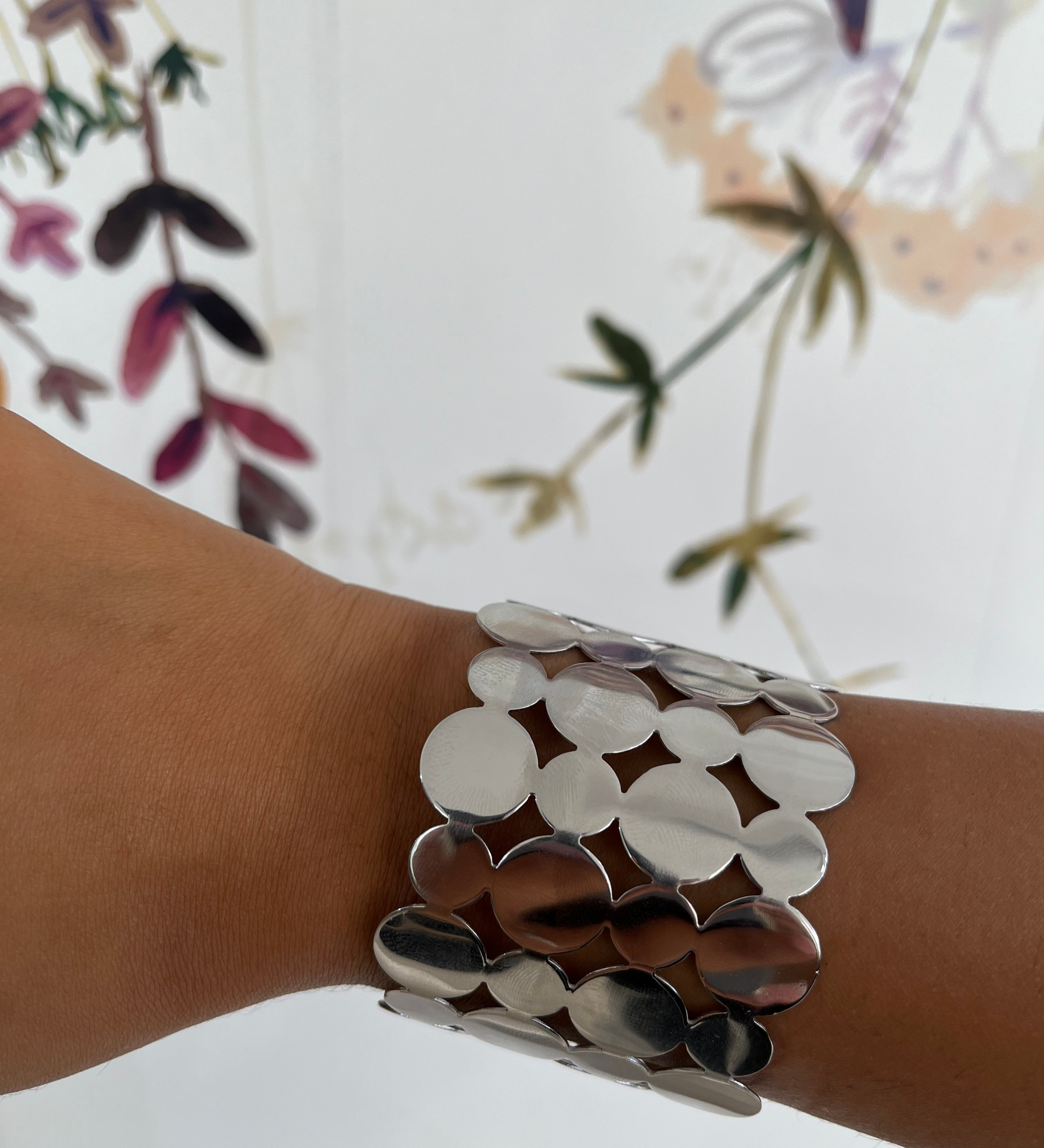 Bracelet manchette Marguerite en acier inoxydable argenté porté au poignet - Ordiajade