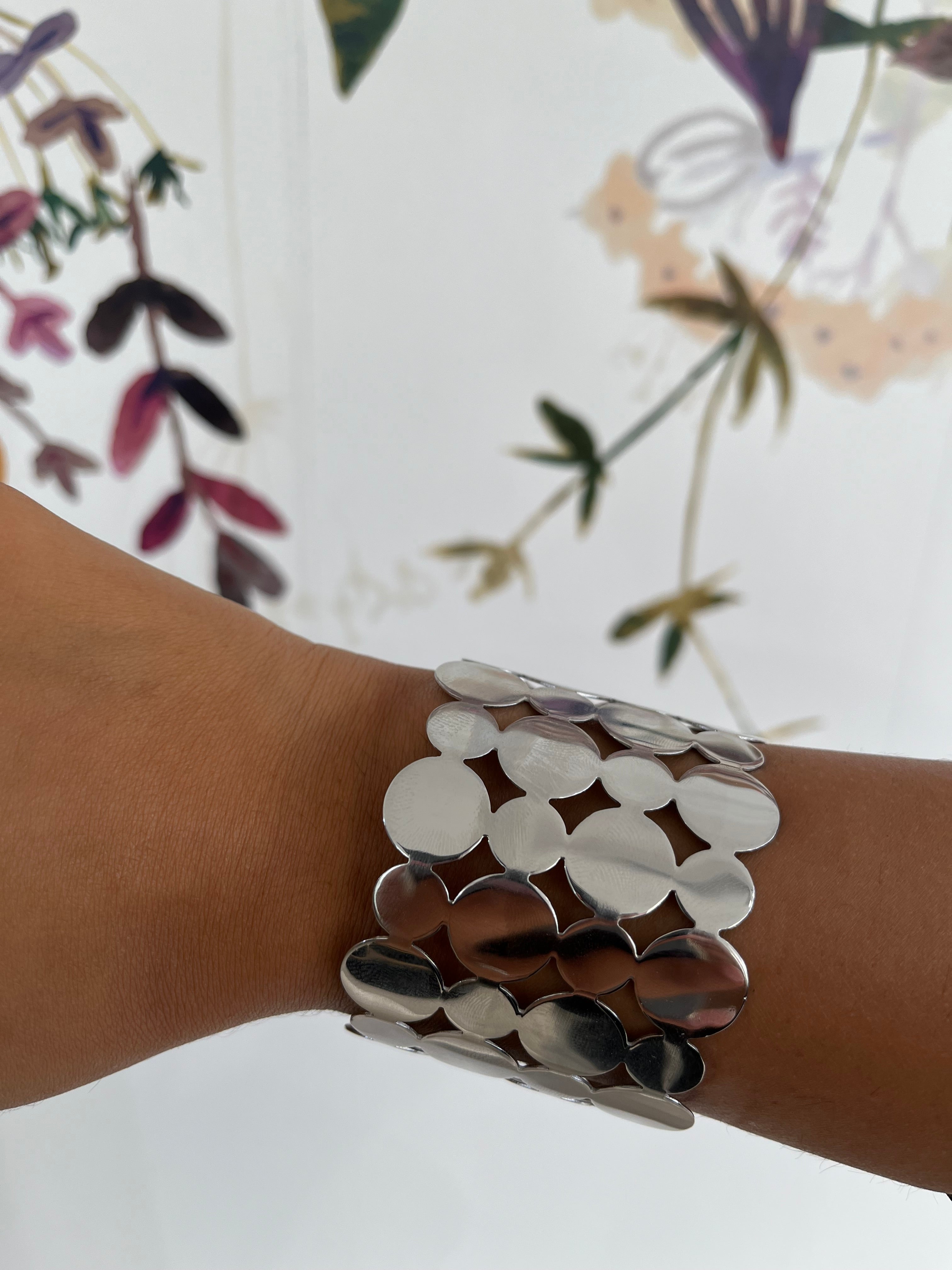 Bracelet manchette Marguerite en acier inoxydable argenté porté au poignet - Ordiajade