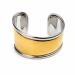 Bracelet large manchette Sultana bicolore avec centre doré et bordures argentées en acier inoxydable.