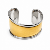 Bracelet large manchette Sultana bicolore avec centre doré et bordures argentées en acier inoxydable.