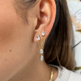 Mono-boucle Stella avec chaînes pendantes et pierres scintillantes portée à l'oreille.