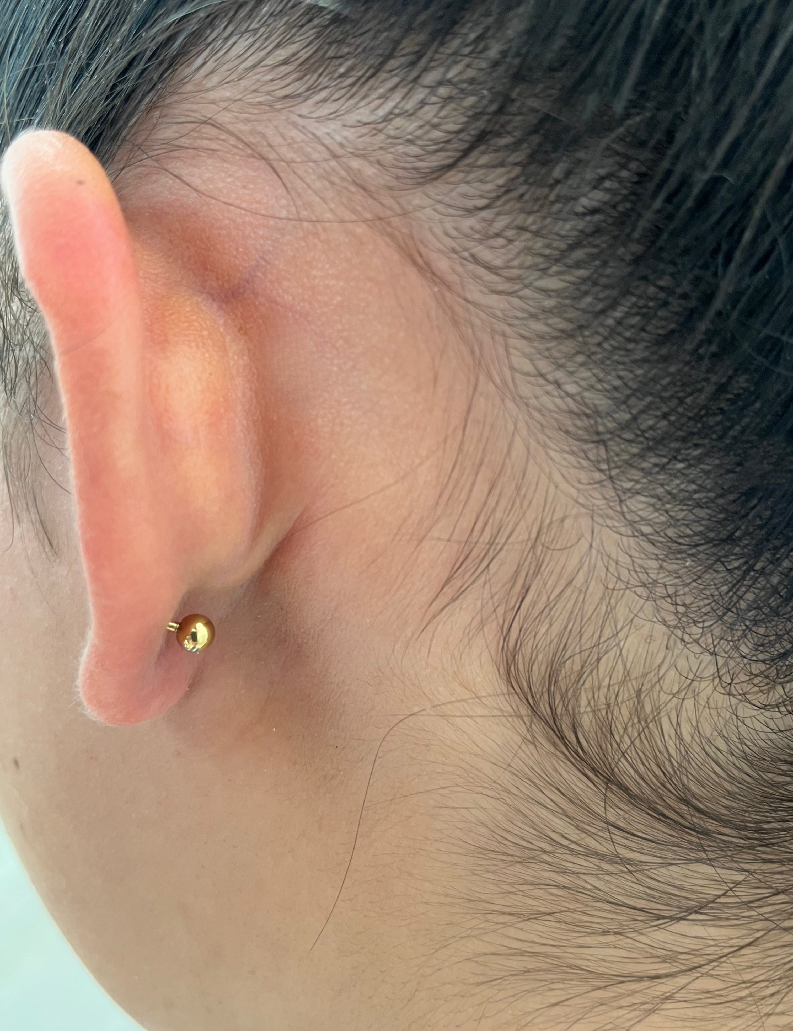Piercing How en acier inoxydable avec trois petits cristaux, porté 