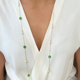 Sautoir long Lolita en acier inoxydable avec perles et pierres vertes porté sur un haut blanc - Ordiajade.