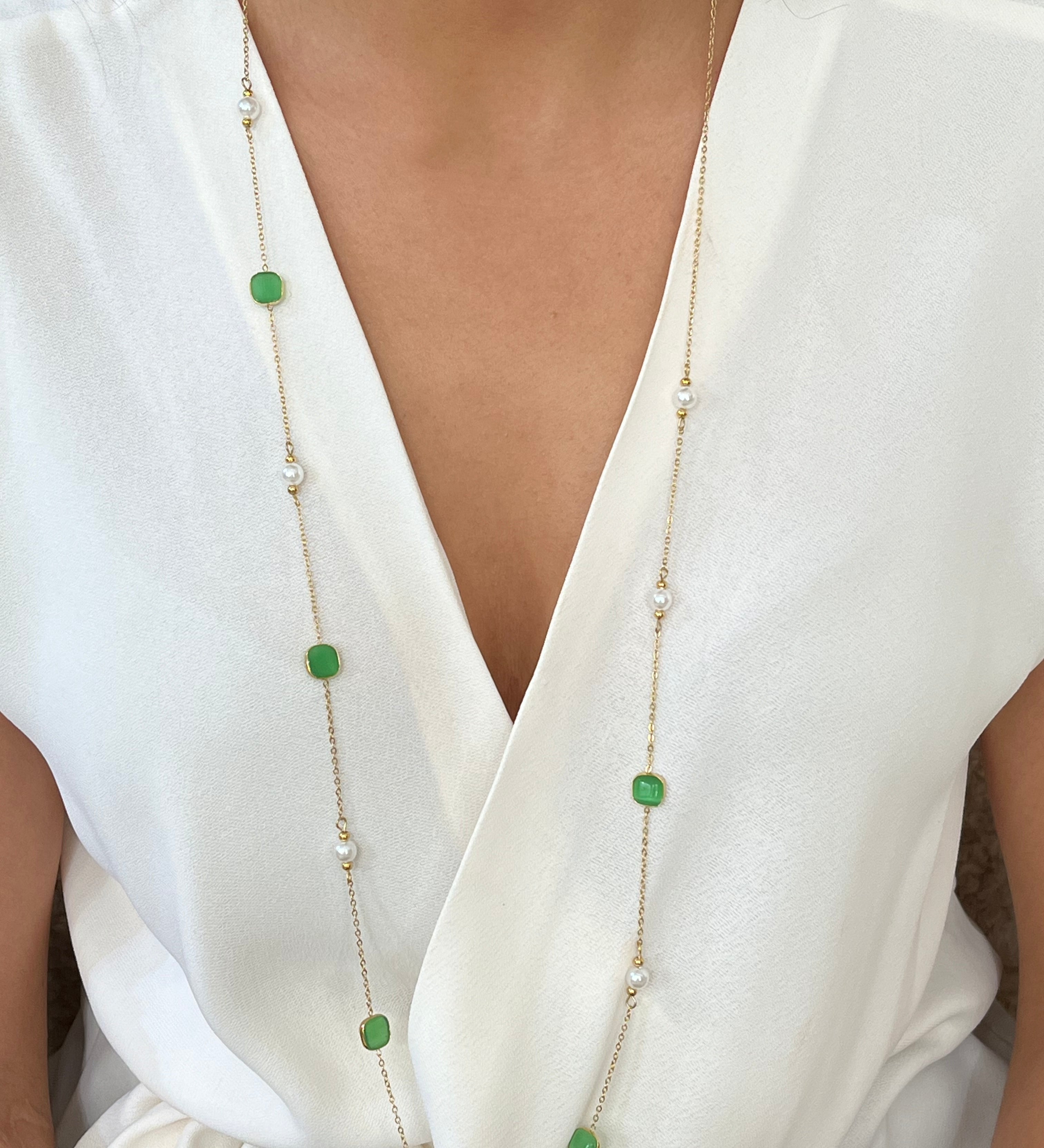 Sautoir long Lolita en acier inoxydable avec perles et pierres vertes porté sur un haut blanc - Ordiajade.