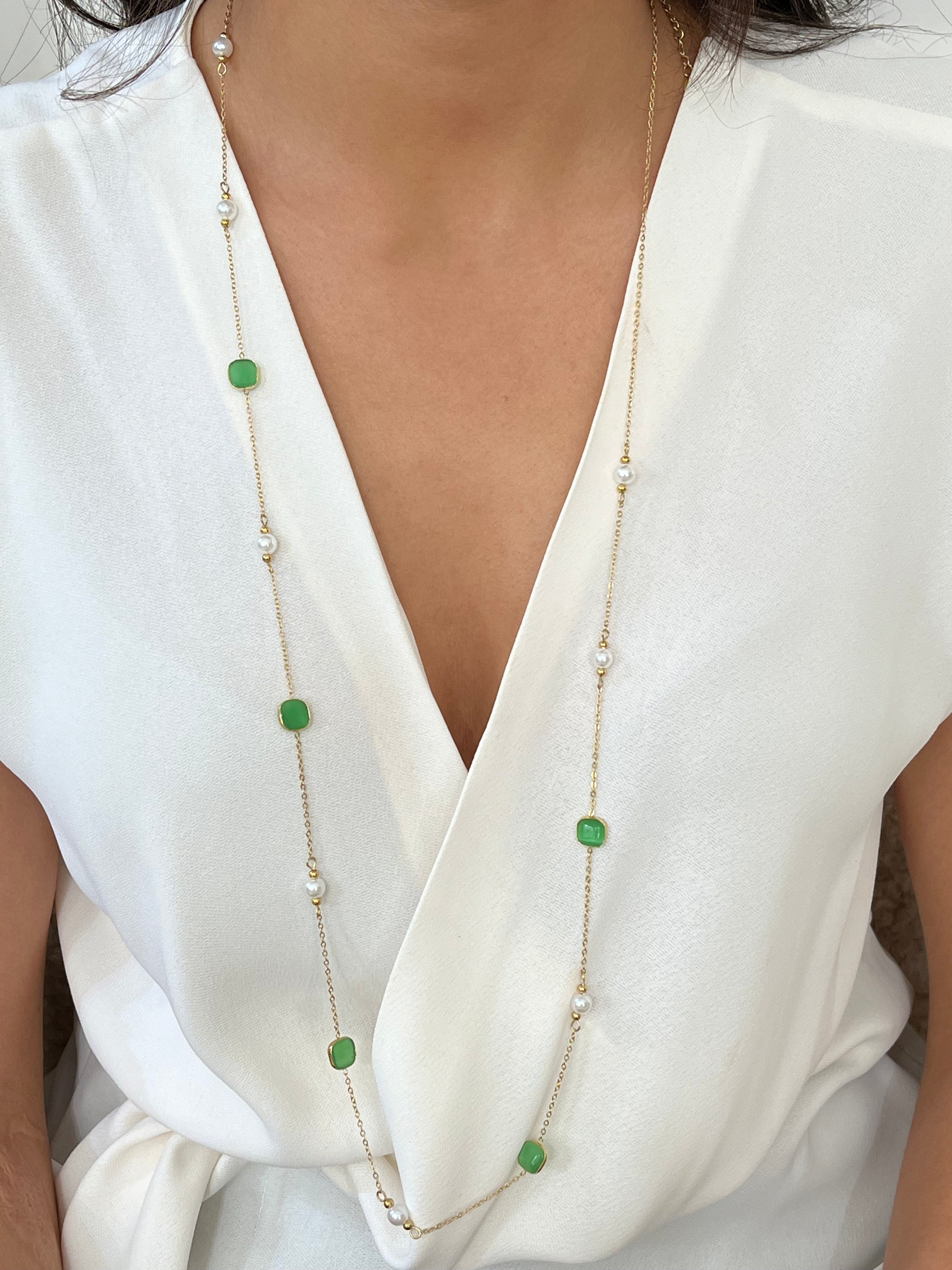Sautoir long Lolita en acier inoxydable avec perles et pierres vertes porté sur un haut blanc - Ordiajade.