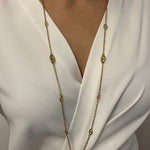 Grand sautoir Rêve doré en acier inoxydable style maille marine porté de face sur une blouse blanche fluide - Ordiajade