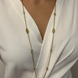 Grand sautoir Rêve doré en acier inoxydable style maille marine porté de face sur une blouse blanche fluide - Ordiajade