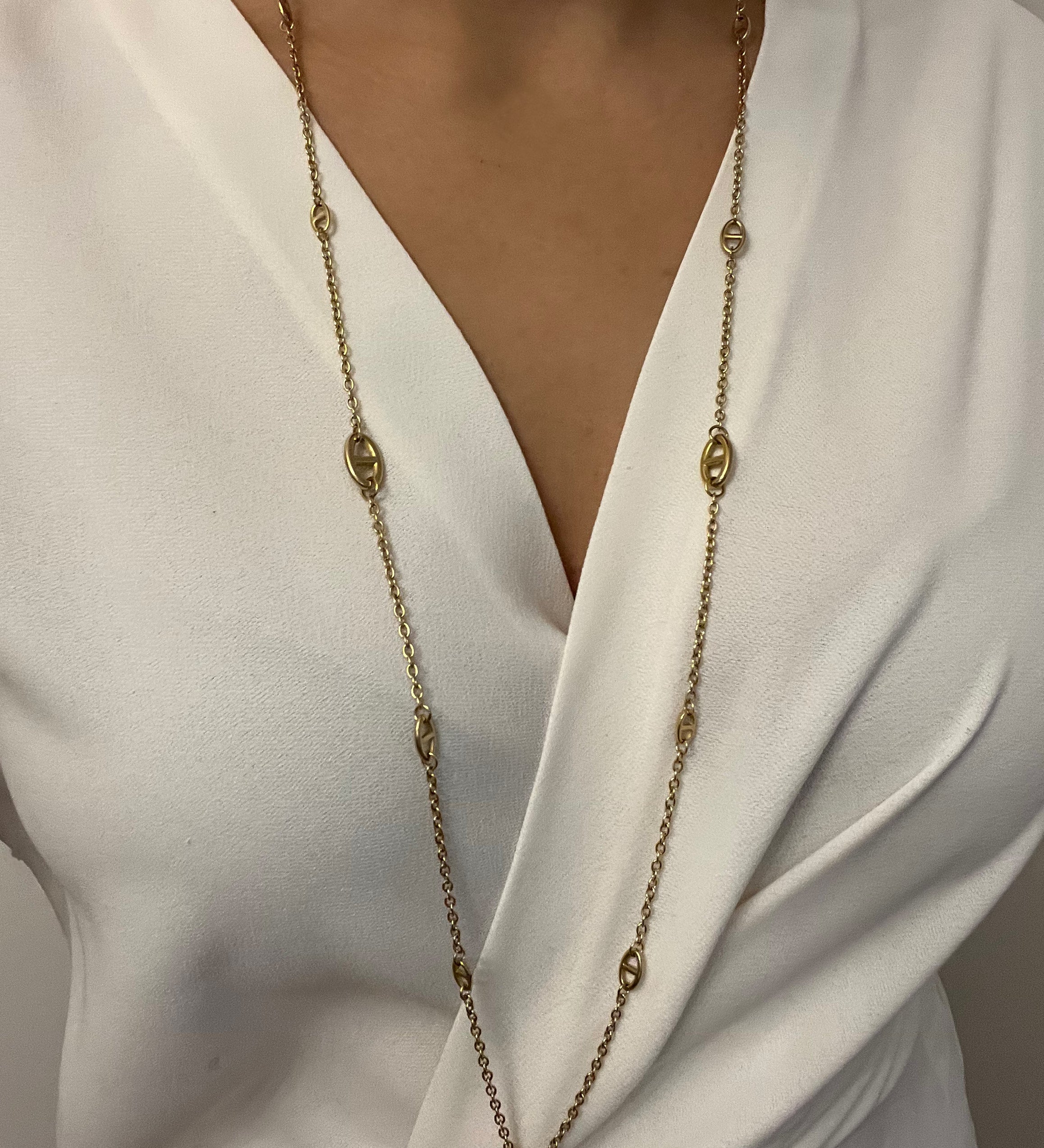 Grand sautoir Rêve doré en acier inoxydable style maille marine porté de face sur une blouse blanche fluide - Ordiajade