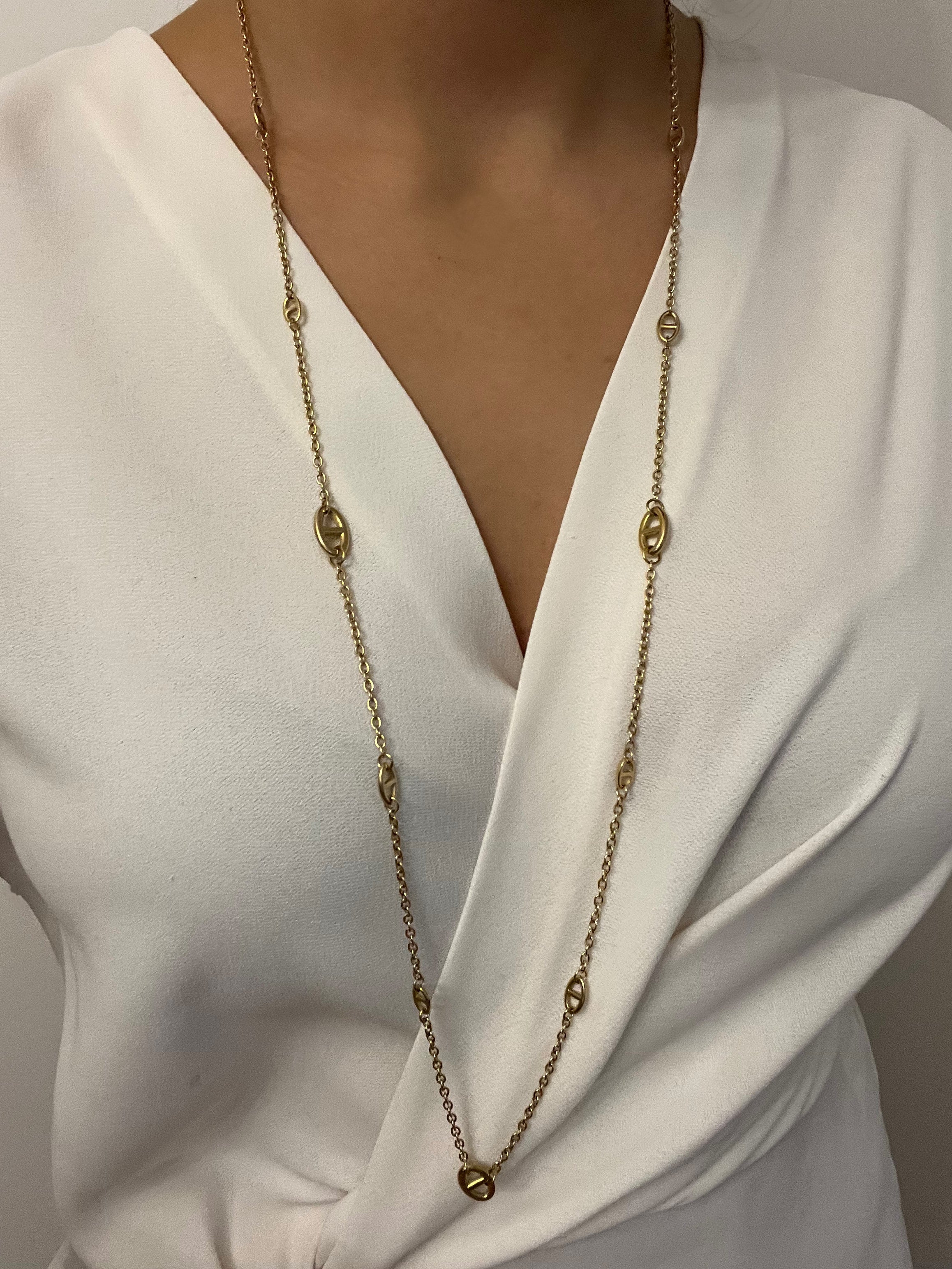 Grand sautoir Rêve doré en acier inoxydable style maille marine porté de face sur une blouse blanche fluide - Ordiajade