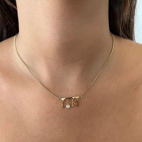 Collier Love Gardien doré à lettres LOVE et pierre ronde, porté au cou - Ordiajade