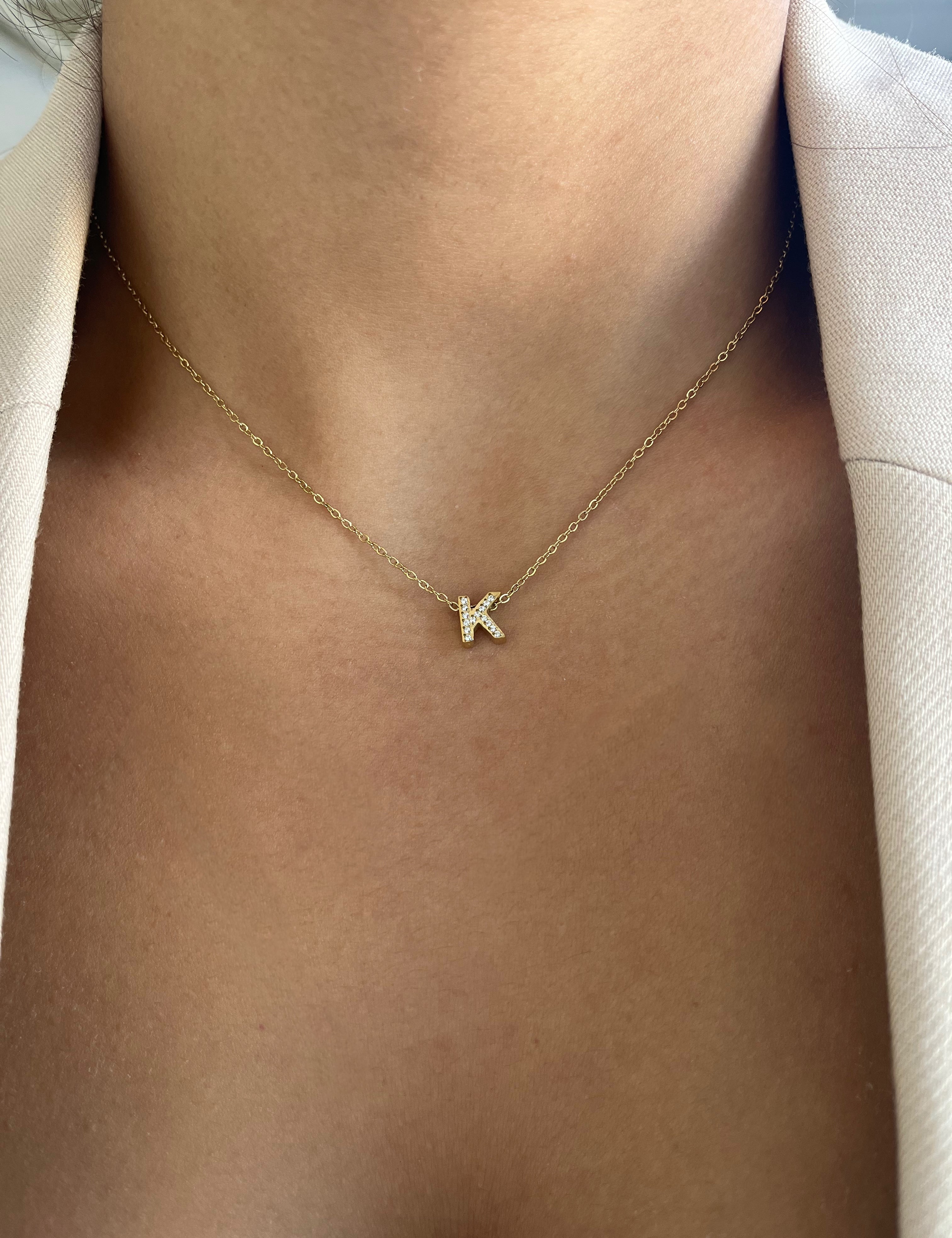 Collier Cuty doré à petite initiale K sertie, porté au cou - Ordiajade