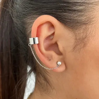 Mono-boucle Olia argentée : earcuff relié par une chaîne à une puce perle, portée - Ordiajade