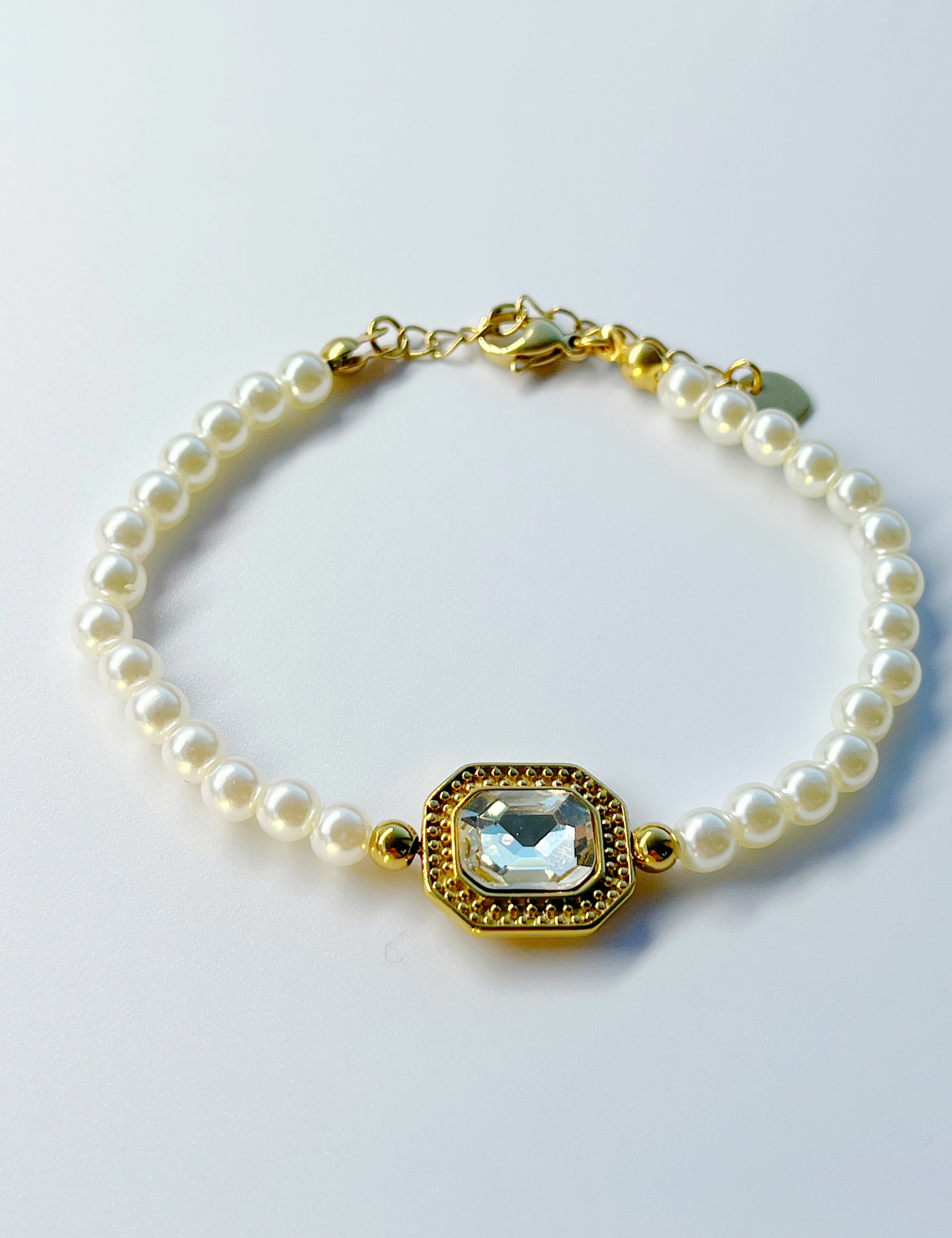 Bracelet Iris de perles blanches à pierre octogonale blanche sertie de doré, sur fond clair - Ordiajade