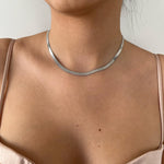 Collier chaîne plate dorée mailles serpent Serpentia - Bijou Ordiajade porté.