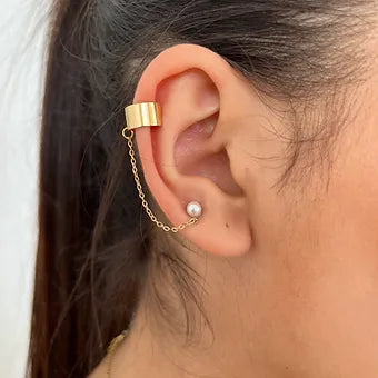 Mono-boucle Olia dorée : earcuff relié par une chaîne à une puce perle, portée - Ordiajade