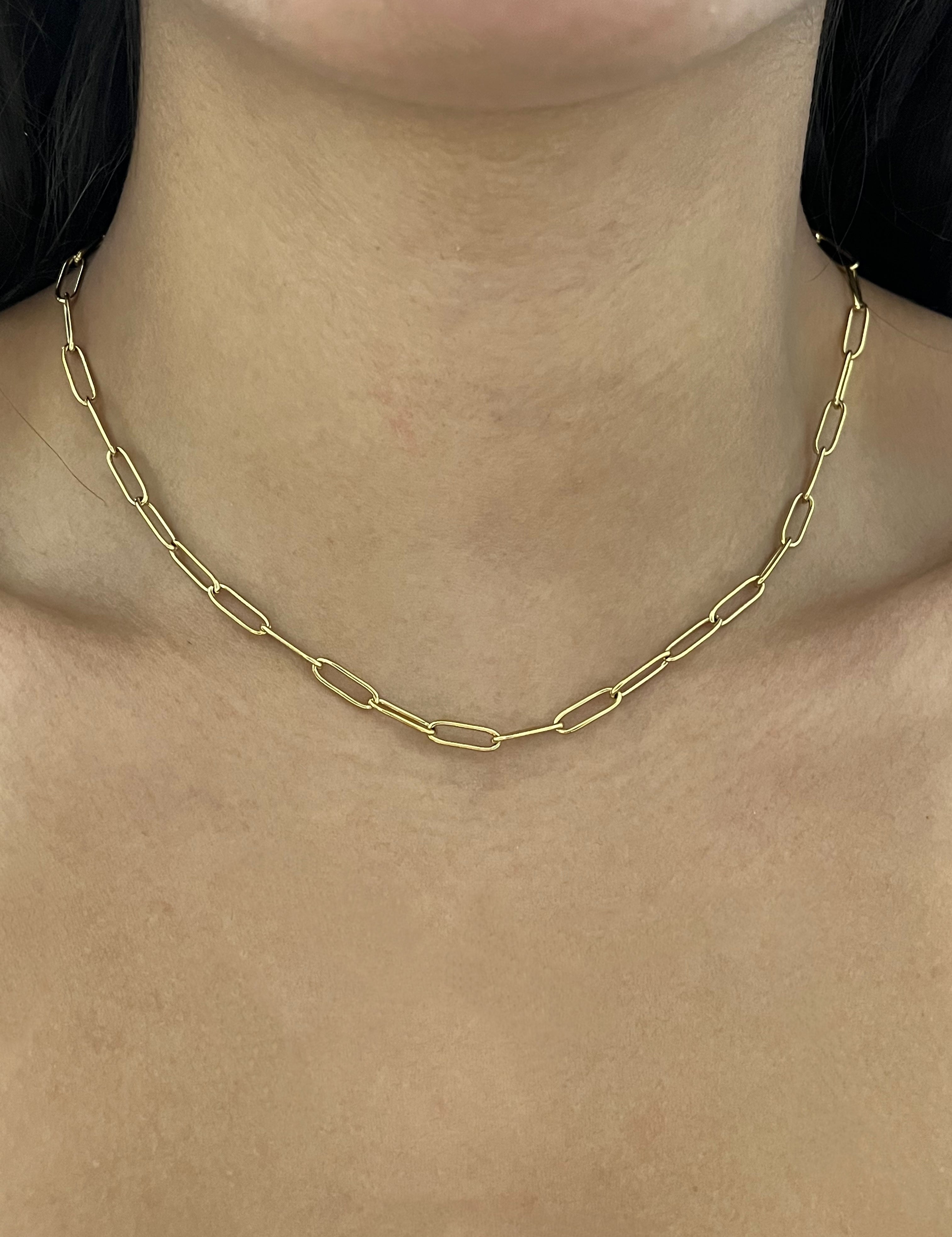 Collier Special Charm doré à maillons allongés porté au cou - Ordiajade