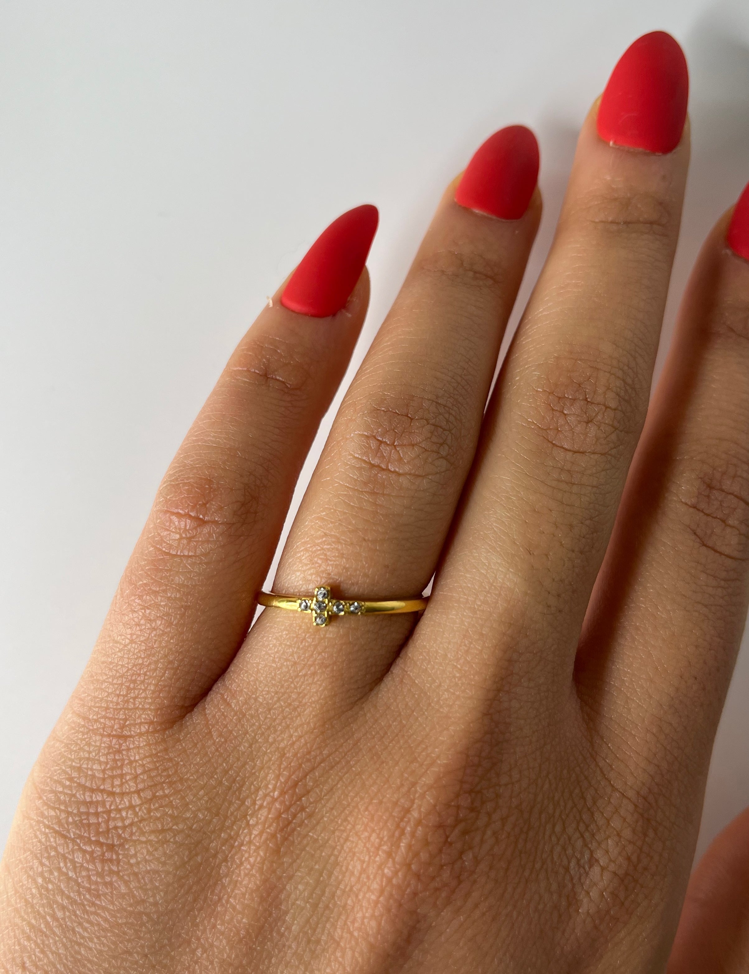 Bague Lisa Croix dorée fine ornée d'une petite croix, portée au doigt - Ordiajade