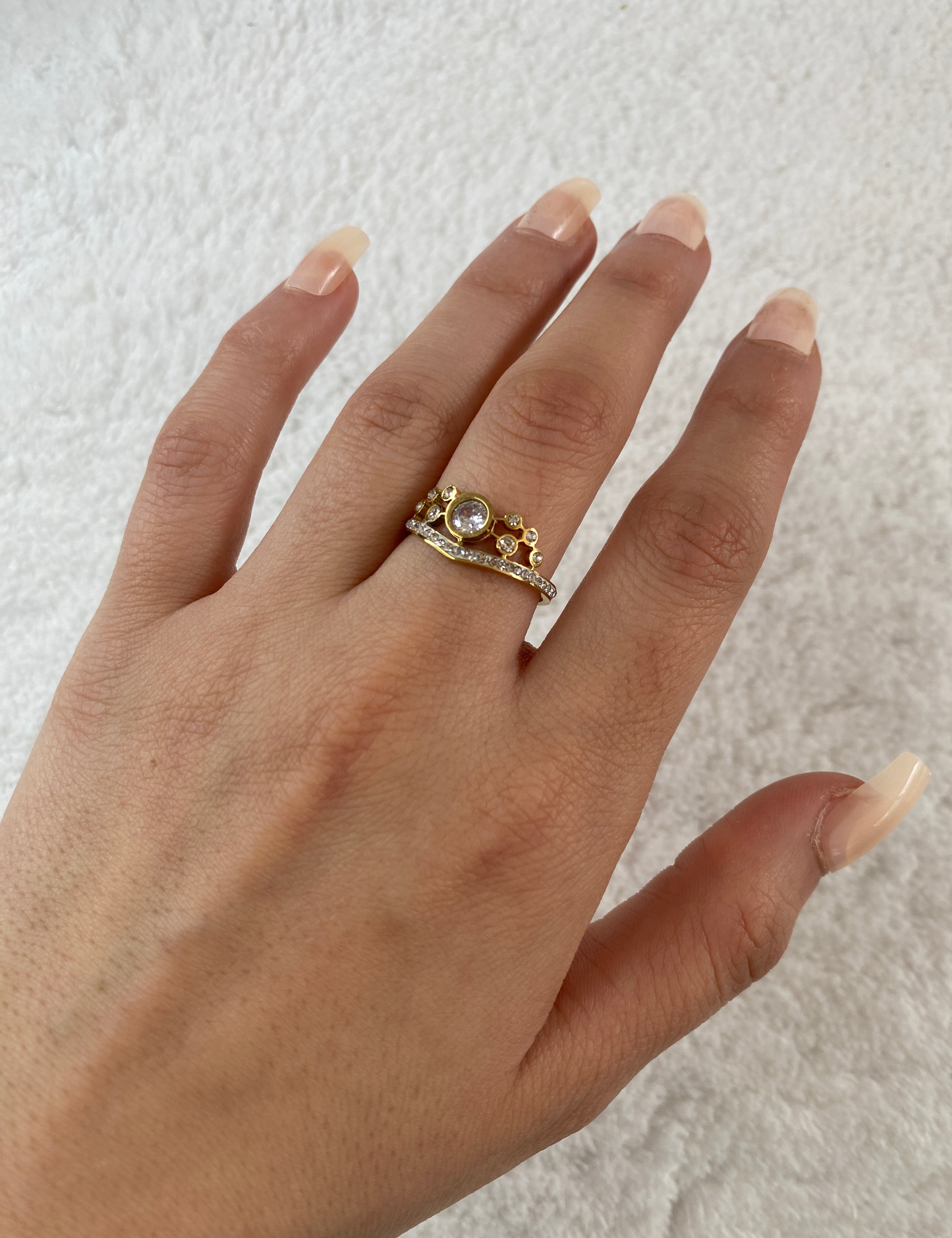 Bague fine Cendrillon dorée portée au doigt, vue rapprochée - Ordiajade