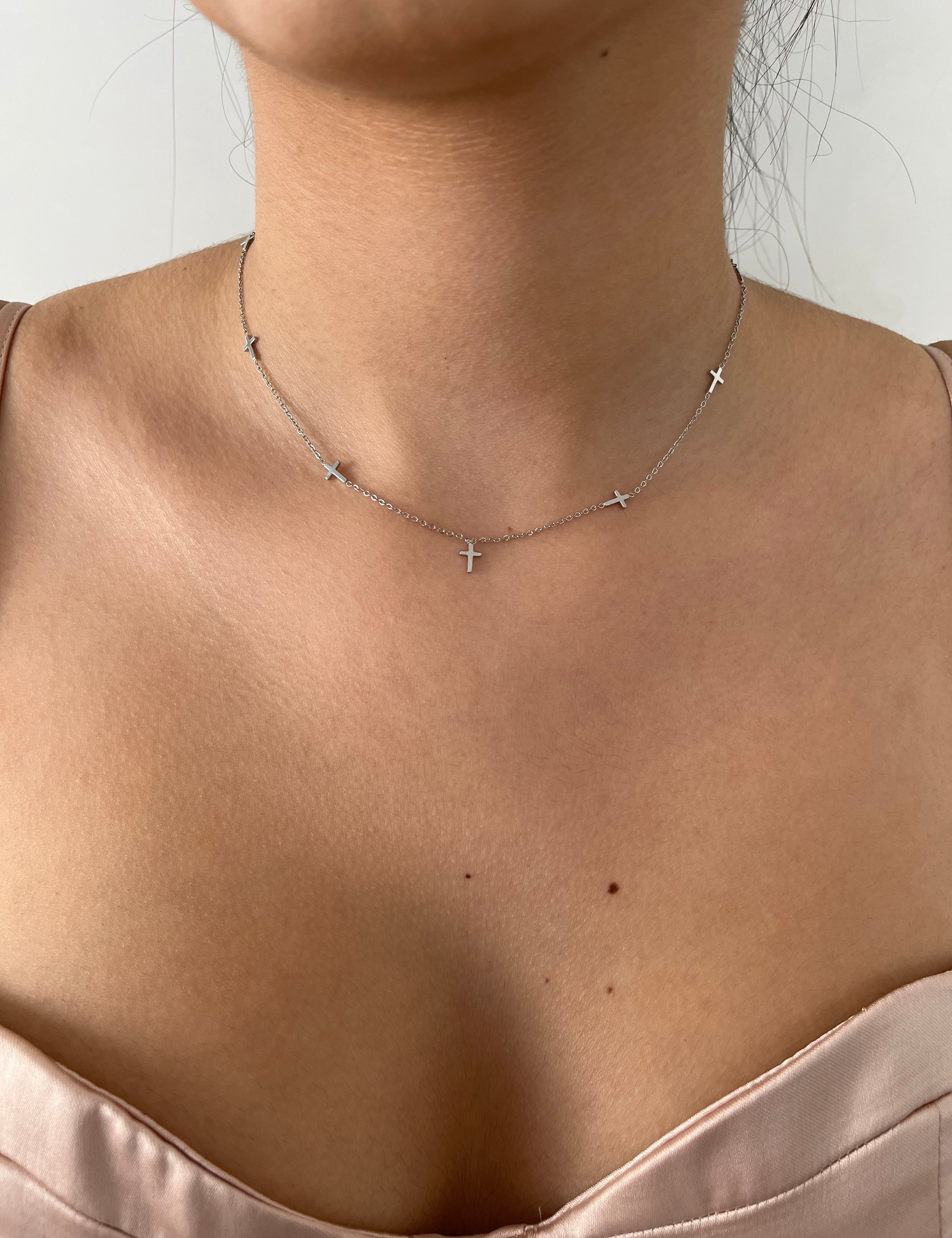 Collier Naya argenté à petites croix porté au cou - Ordiajade