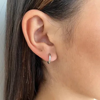 Boucles Creolia, créoles fines argentées portées à l'oreille - Ordiajade