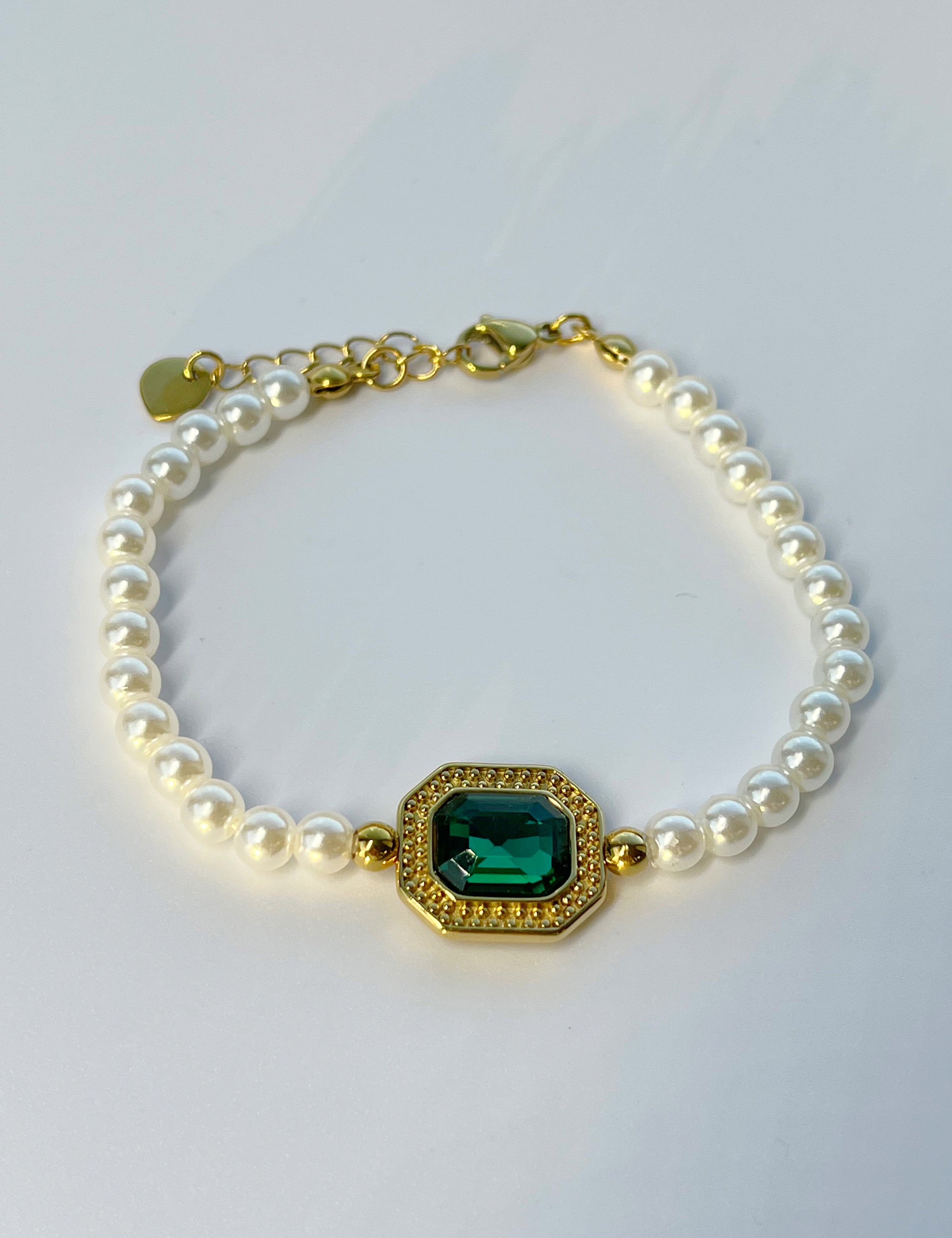 Bracelet Iris de perles blanches à pierre octogonale verte sertie de doré, sur fond clair - Ordiajade