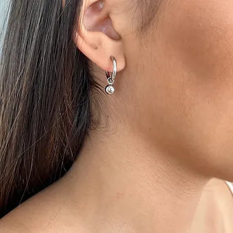 Boucles Mia, petites créoles argentées à boule suspendue portées à l'oreille - Ordiajade