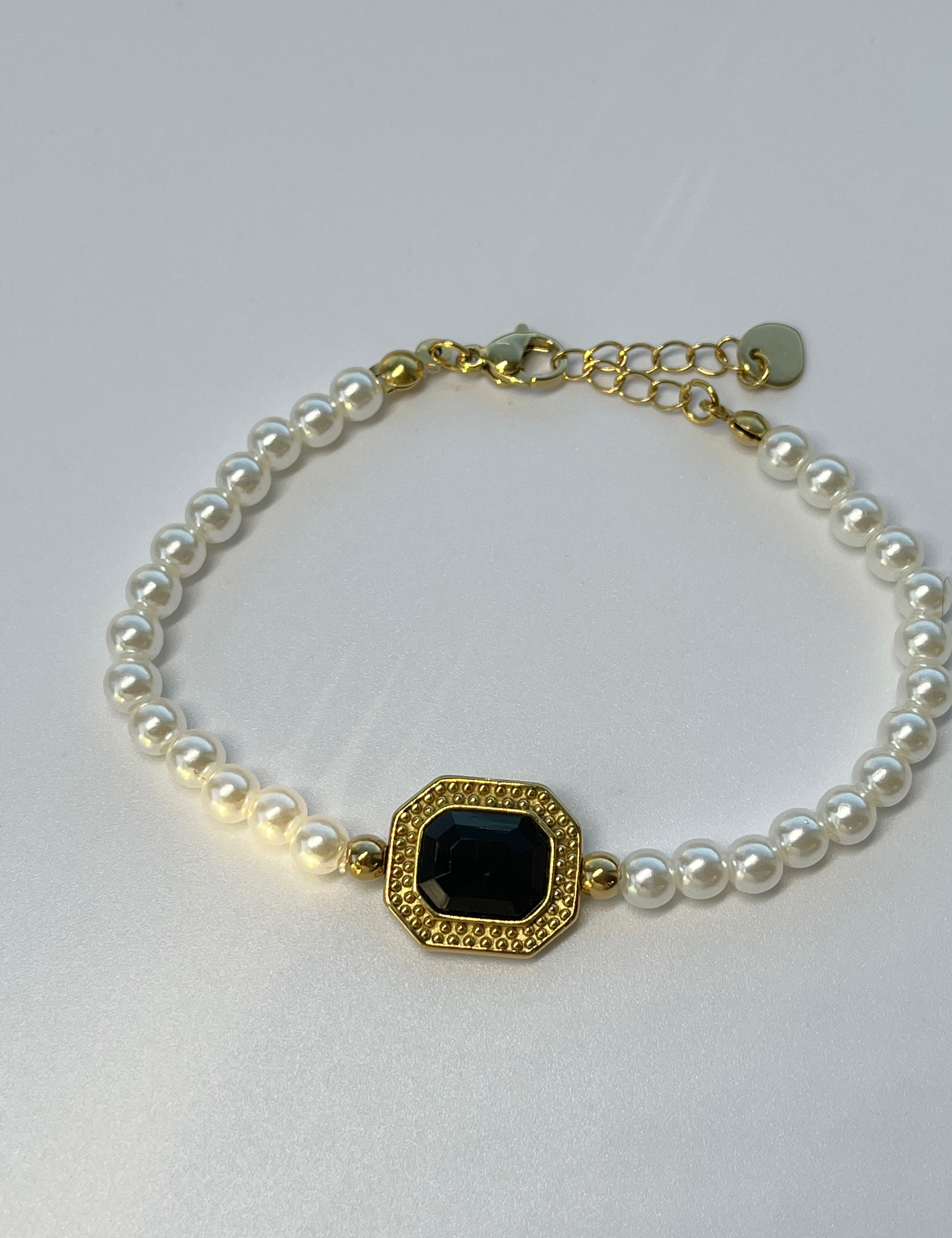 Bracelet Iris de perles blanches à pierre octogonale noire sertie de doré, sur fond clair - Ordiajade
